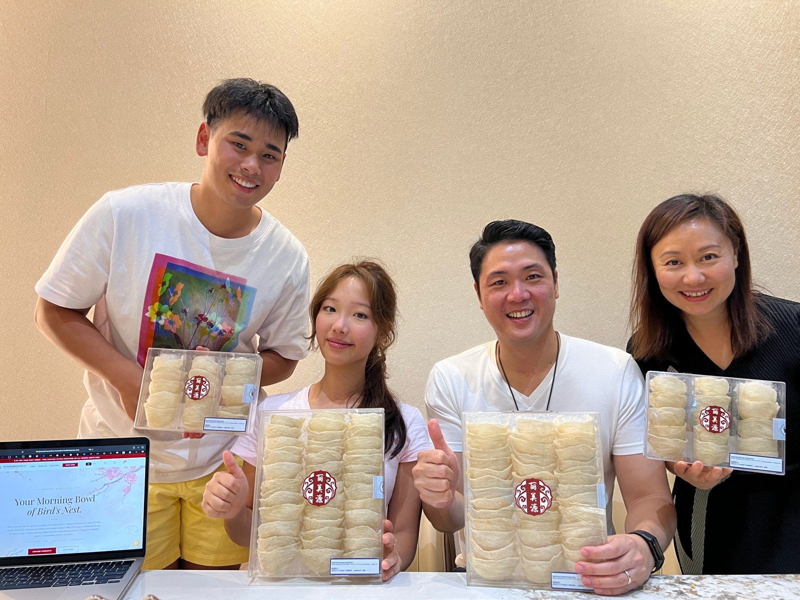 Customers with their bird's nest